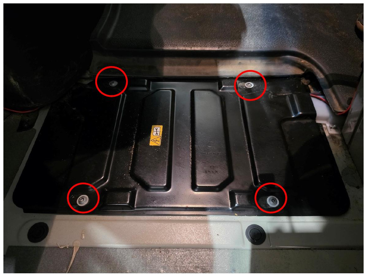 Sprinter battery cover fasteners