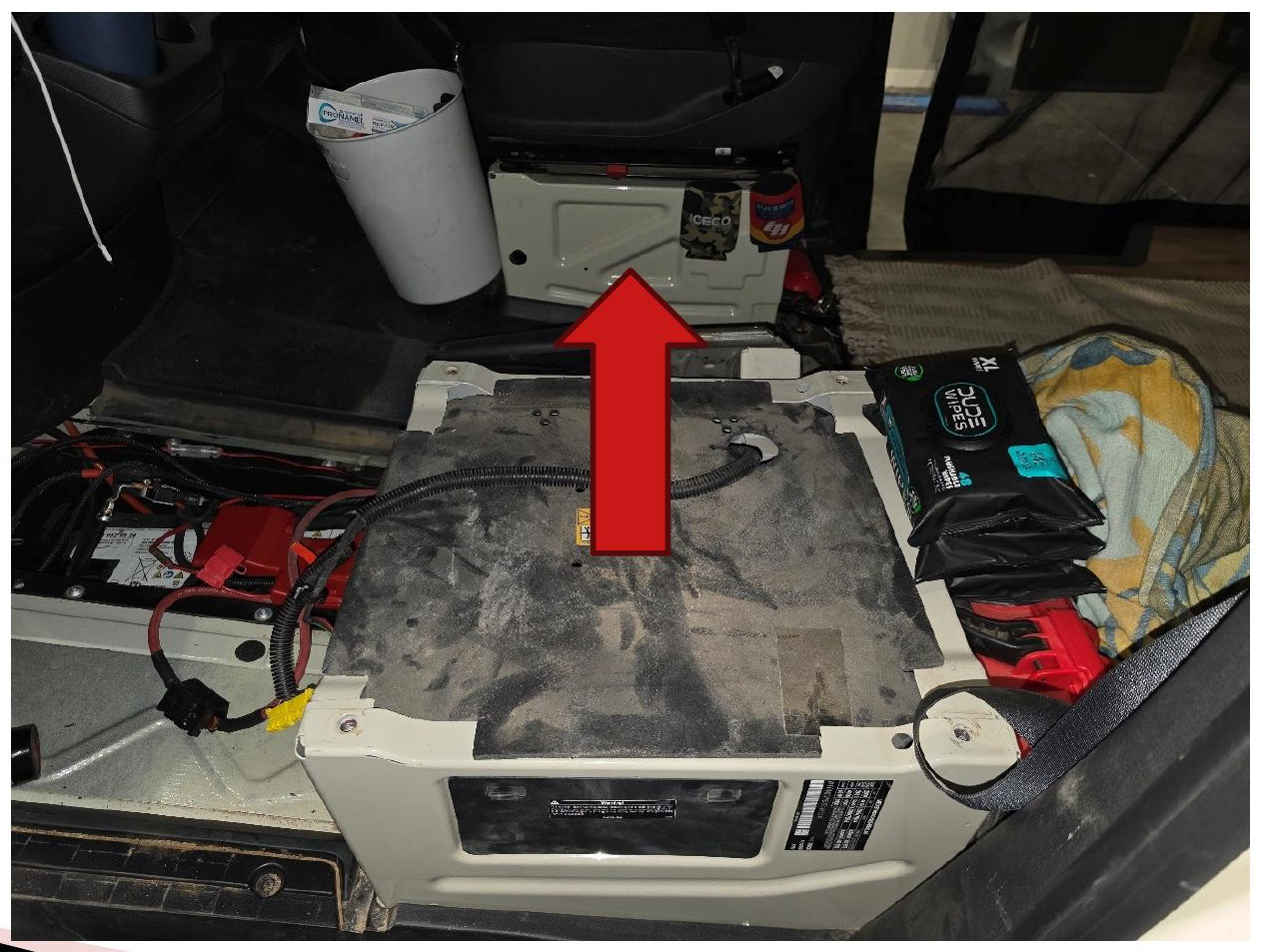 Driver-seat pedestal dust cover