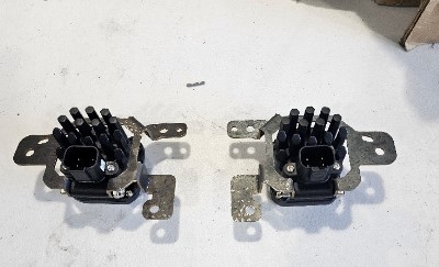 SSC1 pods positioned with the left- and right-side Type G3M brackets